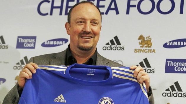 Nový trenér Chelsea Rafael Benítez pózuje s dresem "Blues". Nový trenér Chelsea Rafael Benítez pózuje s dresem "Blues".