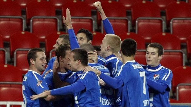 Radost fotbalistů Baníku Ostrava po vstřeleném gólu do sítě Bohemians 1905. Radost fotbalistů Baníku Ostrava po vstřeleném gólu do sítě Bohemians 1905.