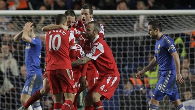 Fotbalisté Queens Park Rangers se radují z branky na Stamford Bridge, stadiónu Chelsea. Fotbalisté Queens Park Rangers se radují z branky na Stamford Bridge, stadiónu Chelsea.