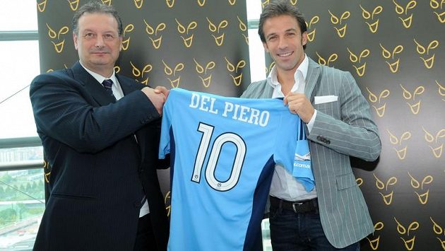 Italský útočník Alessandro del Piero (vpravo) pózuje s dresem FC Sydney. Italský útočník Alessandro del Piero (vpravo) pózuje s dresem FC Sydney.