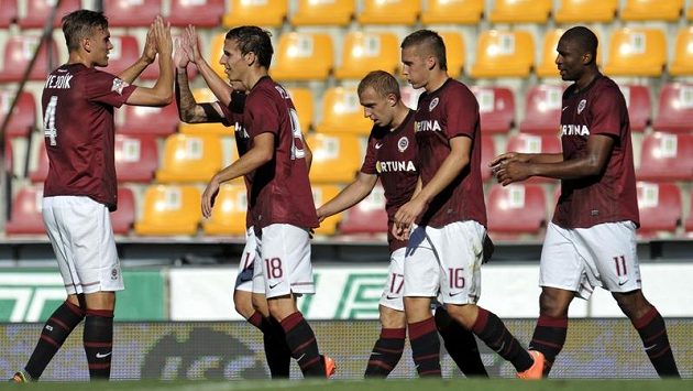 Fotbalisté Sparty se radují z gólu. Fotbalisté Sparty se radují z gólu.