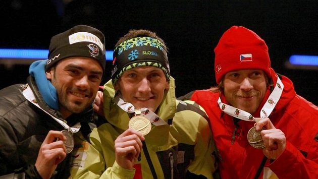 Medailisté z vytrvalostního závodu MS v Ruhpoldingu. Vlevo stříbrný Simon Fourcade z Francie, uprostřed vítěz Jakov Fak ze Slovinska a vpravo Jaroslav Soukup z České republiky Medailisté z vytrvalostního závodu MS v Ruhpoldingu. Vlevo stříbrný Simon Fourcade z Francie, uprostřed vítěz Jakov Fak ze Slovinska a vpravo Jaroslav Soukup z České republiky