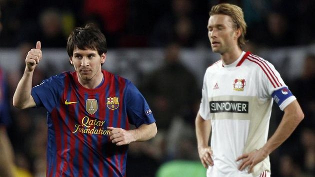 Lionel Messi slaví jednu z branek, kapitán Leverkusenu Simon Rolfes nemůže uvěřit Lionel Messi slaví jednu z branek, kapitán Leverkusenu Simon Rolfes nemůže uvěřit