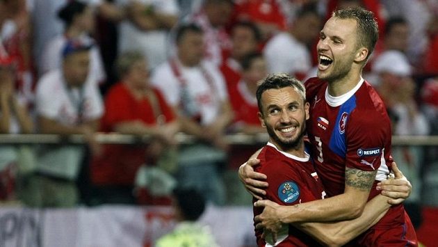 Tomáš Sivok (vlevo) s Michalem Kadlecem v postupové euforii během ME. Tomáš Sivok (vlevo) s Michalem Kadlecem v postupové euforii během ME.