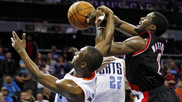 Wesley Matthews (v černém) z Portlandu bojuje o míč s Kembou Walkerem (vlevo) a Byronem Mullensem (č. 22) z Charlotte. Wesley Matthews (v černém) z Portlandu bojuje o míč s Kembou Walkerem (vlevo) a Byronem Mullensem (č. 22) z Charlotte.