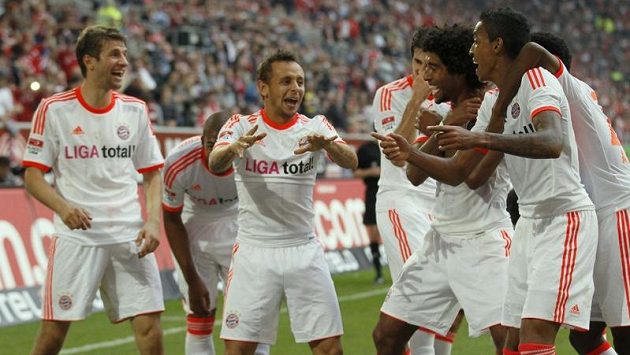 Rafinha z Bayernu Mnichov (uprostřed) měl se spoluhráči co slavit... Rafinha z Bayernu Mnichov (uprostřed) měl se spoluhráči co slavit...