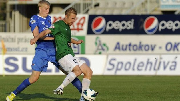 Michal Frydrych z Ostravy (vlevo) s jabloneckým Karelem Pitákem v úvodním zápase nové sezóny Gambrinus ligy. Michal Frydrych z Ostravy (vlevo) s jabloneckým Karelem Pitákem v úvodním zápase nové sezóny Gambrinus ligy.