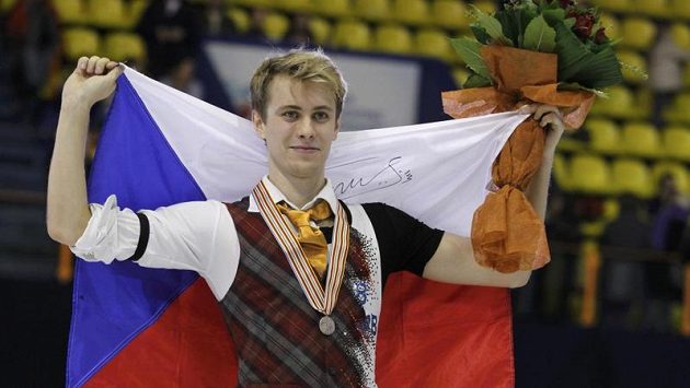 Krasobruslař Michal Březina s bronzovou medailí z mistrovství Evropy na krku Krasobruslař Michal Březina s bronzovou medailí z mistrovství Evropy na krku