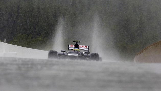 Bruno Senna s vozem Williamsem při deštivém tréninku na Velkou cenu Belgie. Bruno Senna s vozem Williamsem při deštivém tréninku na Velkou cenu Belgie.