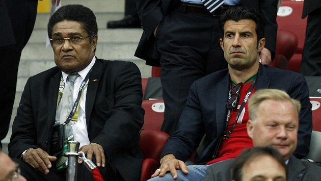 Slavné osobnosti portugalského fotbalu Eusebio (vlevo) a Luis Figo v hledišti při zápase Česka proti Postugalsku Slavné osobnosti portugalského fotbalu Eusebio (vlevo) a Luis Figo v hledišti při zápase Česka proti Postugalsku