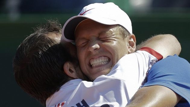 Radek Štěpánek objímá Tomáše Berdycha po vítězství nad Argentinou. Radek Štěpánek objímá Tomáše Berdycha po vítězství nad Argentinou.