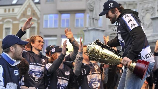 Na náměstí Svobody v Brně se spoluhráči z Komety kapitán mužstva Radim Bičánek Na náměstí Svobody v Brně se spoluhráči z Komety kapitán mužstva Radim Bičánek