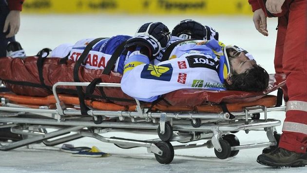 Zraněný Radek Dlouhý z Brna opouští led při duelu s Libercem na nosítkách. Zraněný Radek Dlouhý z Brna opouští led při duelu s Libercem na nosítkách.