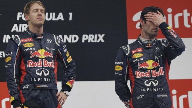 Sebastian Vettel si na pódiu po GP Indie vychutnává německou hymnu, vpravo vedle něj stojí jeho týmový kolega Australan Mark Webber. Sebastian Vettel si na pódiu po GP Indie vychutnává německou hymnu, vpravo vedle něj stojí jeho týmový kolega Australan Mark Webber.