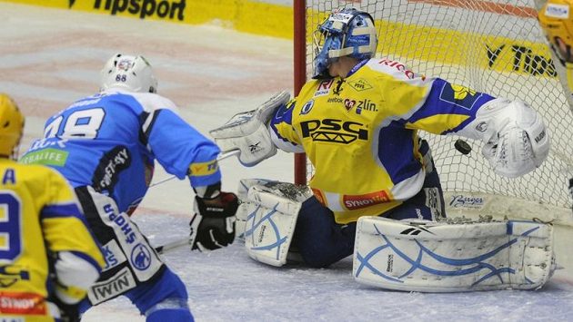 Plzeňský útočník Václav Pletka z Plzně střílí druhý gól Plzně. V brance Zlína je Jakub Sedláček. Plzeňský útočník Václav Pletka z Plzně střílí druhý gól Plzně. V brance Zlína je Jakub Sedláček.