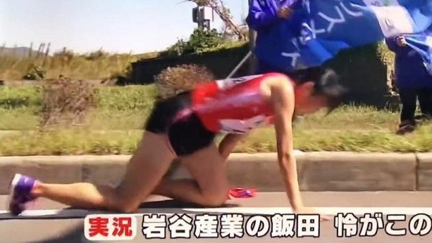 Studentka dokončila se zlomenou nohou. Vzdávat se není v povaze Japonců. Studentka dokončila se zlomenou nohou. Vzdávat se není v povaze Japonců.