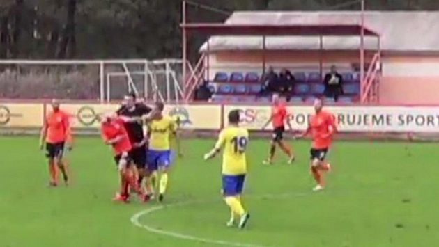 Zachycený incident sudího Váni v zápase Živanice–Písek (snížená kvalita videozáznamu). Zachycený incident sudího Váni v zápase Živanice–Písek (snížená kvalita videozáznamu).