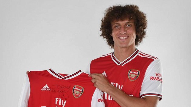 Brazilský fotbalista David Luiz přestoupil z Chelsea k městskému rivalovi Arsenalu. zdroj: www.arsenal.com Brazilský fotbalista David Luiz přestoupil z Chelsea k městskému rivalovi Arsenalu. zdroj: www.arsenal.com