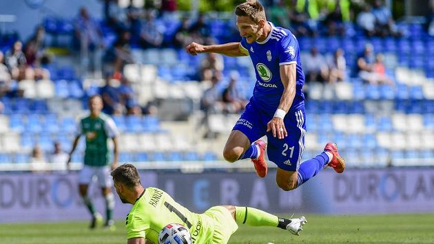 Zleva brankář Jan Hanuš z Jablonce a střelec druhého gólu Milan Škoda z Boleslavi. Zleva brankář Jan Hanuš z Jablonce a střelec druhého gólu Milan Škoda z Boleslavi.