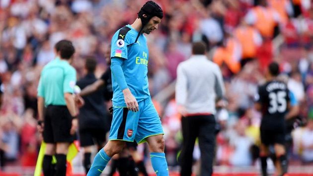 Smutný brankář Arsenalu Petr Čech po porážce s Liverpoolem v prvním kole Premier League. Smutný brankář Arsenalu Petr Čech po porážce s Liverpoolem v prvním kole Premier League.