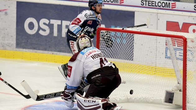 Brankář Sparty David Honzík inkasuje šestou branku na ledě Vítkovic. Brankář Sparty David Honzík inkasuje šestou branku na ledě Vítkovic.