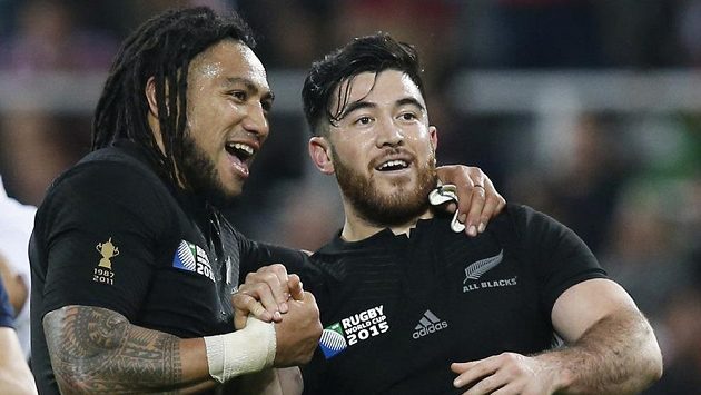 Ragbysté Ma'a Nonu (vlevo) a Nehe Milner z Nového Zélandu se radují z výhry nad Tongou. Ragbysté Ma'a Nonu (vlevo) a Nehe Milner z Nového Zélandu se radují z výhry nad Tongou.