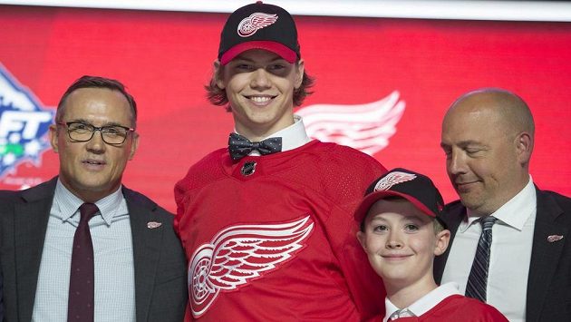 Německý hokejový obránce Moritz Seider podepsal tříletou nováčkovskou smlouvu s Detroitem, který jej draftoval letos v 1. kole Německý hokejový obránce Moritz Seider podepsal tříletou nováčkovskou smlouvu s Detroitem, který jej draftoval letos v 1. kole