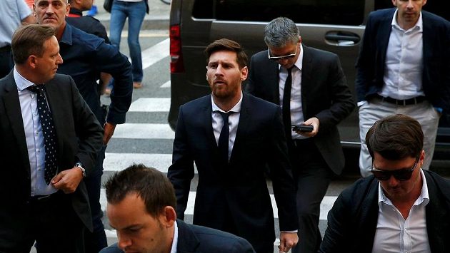Lionel Messi kráči k soudu. Lionel Messi kráči k soudu.