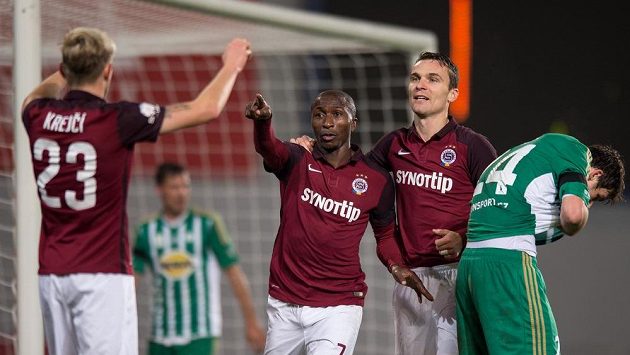 Kehinde Fatai (uprostřed) a David Lafata oslavují gól proti Bohemians s Ladislavem Krejčím. Kehinde Fatai (uprostřed) a David Lafata oslavují gól proti Bohemians s Ladislavem Krejčím.