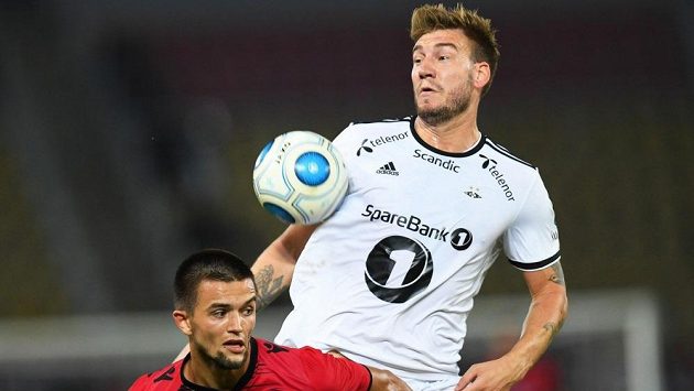 Bývalý útočník Arsenalu Nicklas Bendtner má pořádnou ránu. Naposledy to však neukázal na fotbalovém hřišti, ale v taxíku. Bývalý útočník Arsenalu Nicklas Bendtner má pořádnou ránu. Naposledy to však neukázal na fotbalovém hřišti, ale v taxíku.
