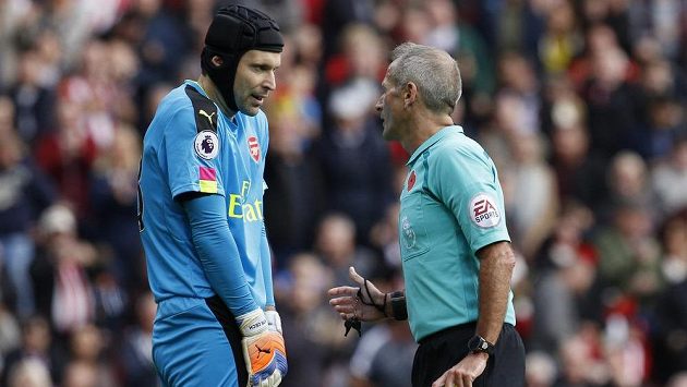 Gólman Arsenalu Petr Čech v diskuzi s rozhodčím Martinem Atkinsonem. Ilustrační snímek. Gólman Arsenalu Petr Čech v diskuzi s rozhodčím Martinem Atkinsonem. Ilustrační snímek.