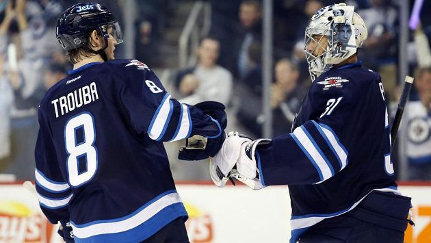 Ondřej Pavelec (vpravo) slaví výhru nad Calgary se spoluhráčem Jacobem Troubou. Ondřej Pavelec (vpravo) slaví výhru nad Calgary se spoluhráčem Jacobem Troubou.