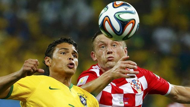 Brazilský obránce Thiago Silva (vlevo) v souboji s Chorvatem Ivicou Oličem. Brazilský obránce Thiago Silva (vlevo) v souboji s Chorvatem Ivicou Oličem.