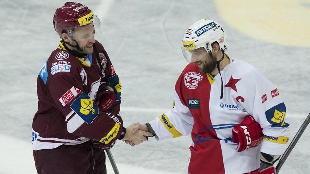 Slávista Petr Kadlec (vpravo) přijímá gratulaci k vítězství od sparťana Jaroslava Hlinky. Slávista Petr Kadlec (vpravo) přijímá gratulaci k vítězství od sparťana Jaroslava Hlinky.