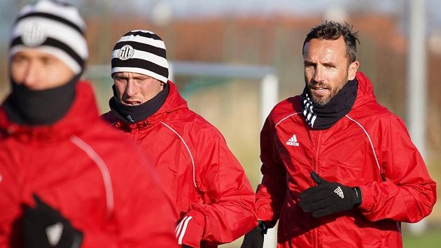 Fotbalisté českobudějovického Dynama zahájili zimní přípravu. Na snímku jsou útočník Ivo Táborský (uprostřed) a obránce Tomáš Sivok (vpravo). Fotbalisté českobudějovického Dynama zahájili zimní přípravu. Na snímku jsou útočník Ivo Táborský (uprostřed) a obránce Tomáš Sivok (vpravo).