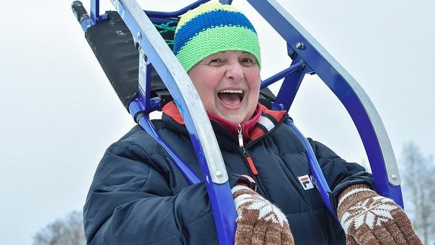Pět desítek sáňkařů závodilo na druhém ročníku sáňkařských závodů na přírodní dráze ve Smržovce na Jablonecku. Soutěžící se mohli zúčastnit se závodními i turistickými saněmi. Na snímku je Dana Beldová-Spálenská, účastnice ZOH Grenoble 1968. Pět desítek sáňkařů závodilo na druhém ročníku sáňkařských závodů na přírodní dráze ve Smržovce na Jablonecku. Soutěžící se mohli zúčastnit se závodními i turistickými saněmi. Na snímku je Dana Beldová-Spálenská, účastnice ZOH Grenoble 1968.