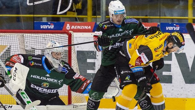 Brankář Karlových Varů Jan Bednář, Matěj Stříteský z Karlových Varů a Tomáš Pospíšil z Litvínova. Brankář Karlových Varů Jan Bednář, Matěj Stříteský z Karlových Varů a Tomáš Pospíšil z Litvínova.
