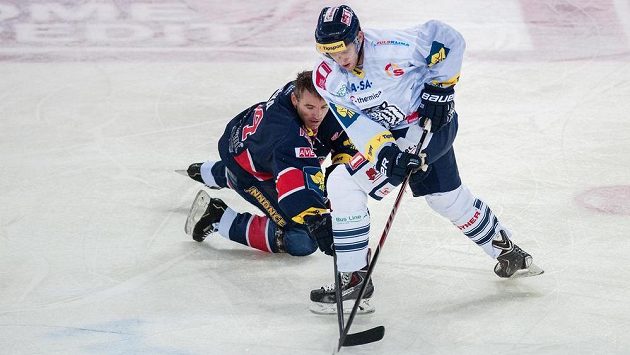 David Hruška z Chomutova (vlevo) se snaží i bez helmy zastavit libereckého Tomáše Pospíšila. David Hruška z Chomutova (vlevo) se snaží i bez helmy zastavit libereckého Tomáše Pospíšila.