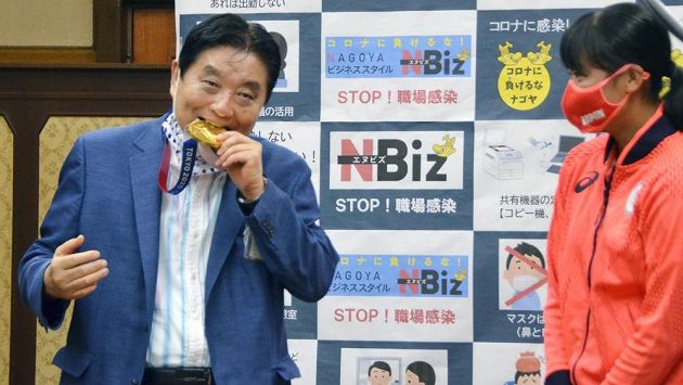 Japonská softbalistka Miu Gotová dostane kvůli obavám z koronaviru novou zlatou medaili z olympiády v Tokiu. Organizátory her požádala o výměnu poté, co do ní při oslavách kousl starosta Nagoji. Japonská softbalistka Miu Gotová dostane kvůli obavám z koronaviru novou zlatou medaili z olympiády v Tokiu. Organizátory her požádala o výměnu poté, co do ní při oslavách kousl starosta Nagoji.