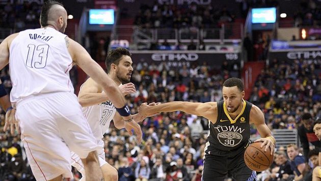 Hvězda Golden State Warriors Stephen Curry (30) proniká ke koši v utkání NBA. Zkouší jej zastavit český hráč Washingtonu Wizards Tomáš Satoranský, vlevo je připravený mu pomoci také Marcin Gortat (13). Hvězda Golden State Warriors Stephen Curry (30) proniká ke koši v utkání NBA. Zkouší jej zastavit český hráč Washingtonu Wizards Tomáš Satoranský, vlevo je připravený mu pomoci také Marcin Gortat (13).