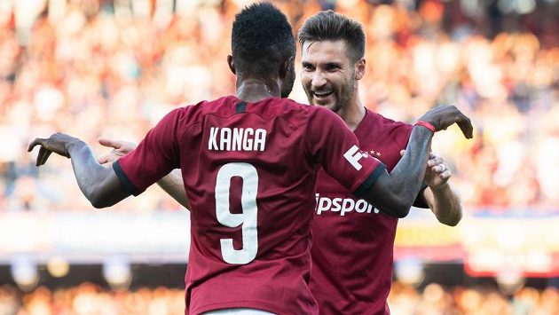 Fotbalisté Sparty Praha Guélor Kanga a Michal Trávník oslavují gól na 1:0 během utkání 4. kola Fortuna ligy s Příbramí. Fotbalisté Sparty Praha Guélor Kanga a Michal Trávník oslavují gól na 1:0 během utkání 4. kola Fortuna ligy s Příbramí.