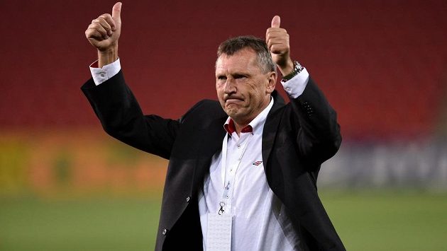 Slávistický trenér Miroslav Beránek slaví s fanoušky výhru nad Plzní. Slávistický trenér Miroslav Beránek slaví s fanoušky výhru nad Plzní.