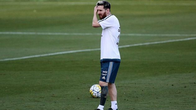 Lionel Messi s novým tetováním při tréninku argentinské reprezentace. Lionel Messi s novým tetováním při tréninku argentinské reprezentace.