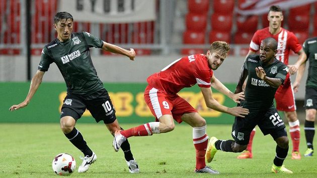 Fotbalista Diosgyöru Patrik Bacsa (uprostřed) v souboji s Odilem Ahmedovem s Krasnodaru (vlevo Joaozinho) v úvodním utkání třetího předkola Evropské ligy. Fotbalista Diosgyöru Patrik Bacsa (uprostřed) v souboji s Odilem Ahmedovem s Krasnodaru (vlevo Joaozinho) v úvodním utkání třetího předkola Evropské ligy.