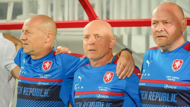 Už loni dostal trenér Karel Jarolím (uprostřed) a jeho asistenti Boris Kočí (vlevo) a Miroslav Koubek za úkol vyhrát skupinu. Už loni dostal trenér Karel Jarolím (uprostřed) a jeho asistenti Boris Kočí (vlevo) a Miroslav Koubek za úkol vyhrát skupinu.