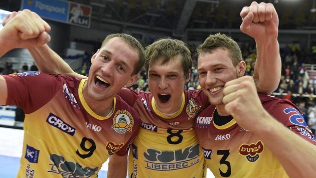 Liberečtí volejbalisté (zleva) Jakub Vencovský, Jakub Janouch a Jan Galabov se radují z mistrovského titulu. Liberečtí volejbalisté (zleva) Jakub Vencovský, Jakub Janouch a Jan Galabov se radují z mistrovského titulu.