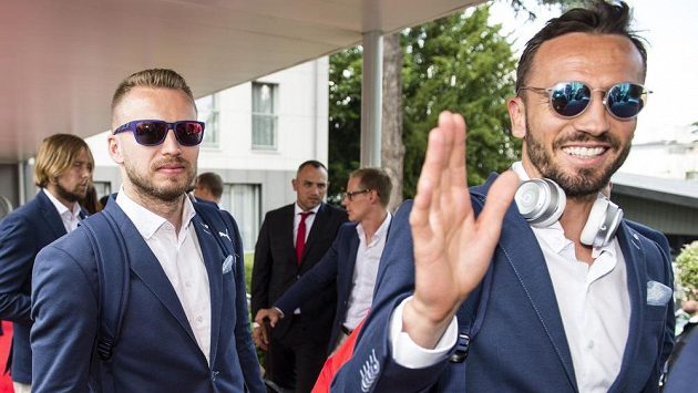 Čeští fotbalisté po příjezdu k hotelu. Zleva Michal Kadlec a Tomáš Sivok. Čeští fotbalisté po příjezdu k hotelu. Zleva Michal Kadlec a Tomáš Sivok.