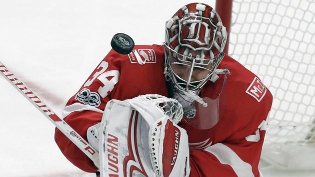 Brankář Detroitu Petr Mrázek v akci při utkání proti Washingtonu. Brankář Detroitu Petr Mrázek v akci při utkání proti Washingtonu.