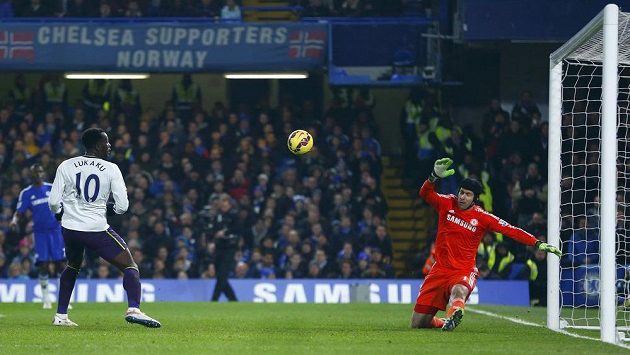 Brankář Chelsea Petr Čech likviduje obrovskou šanci útočníka Evertonu Romela Lukaka. Brankář Chelsea Petr Čech likviduje obrovskou šanci útočníka Evertonu Romela Lukaka.