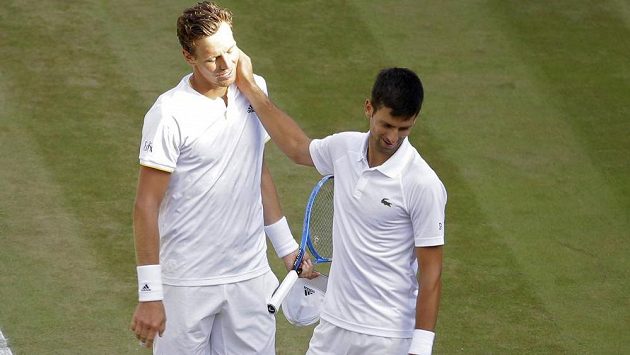 Tomáš Berdych (vlevo) a Novak Djokovič, který vzdal čtvrtfinále Wimbledonu. Tomáš Berdych (vlevo) a Novak Djokovič, který vzdal čtvrtfinále Wimbledonu.